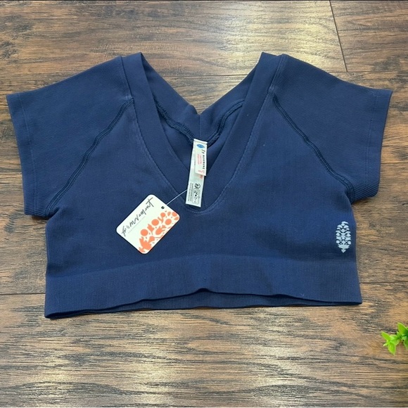 NWT🍃 FP FREE PEOPLE MOVEMENT Short Sleeve Ribbed Crop Top Navy Blue Medium-Large - Picture 1 of 4